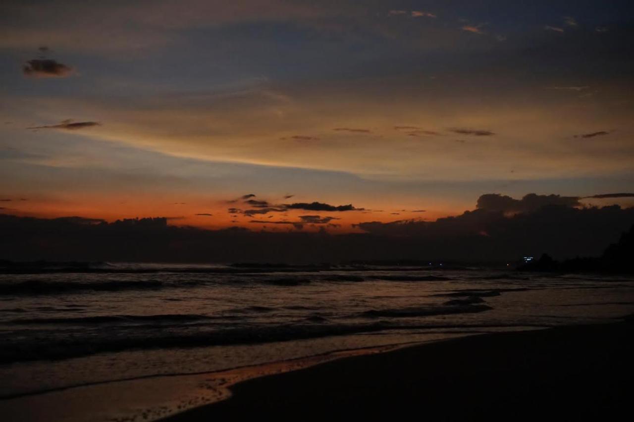 Ocean Breeze Villa Matara Buitenkant foto